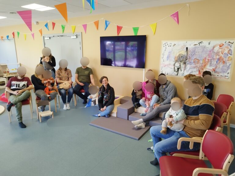 Des parents et des enfants lors d'un atelier de bébé signes