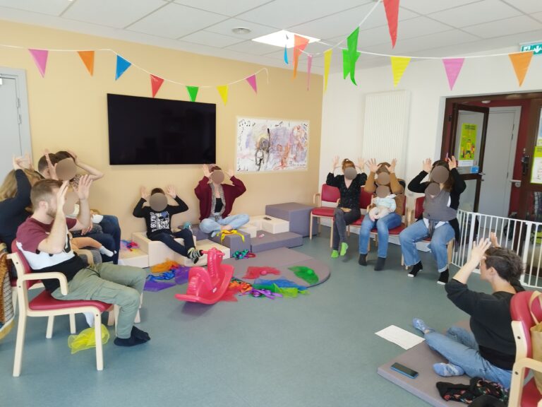 Des parents et des enfants lors d'un atelier de bébé signes